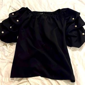 Black top w/ sleeve pearls by Roz&Ali. Lightly worn. No holes, tears, or stains.